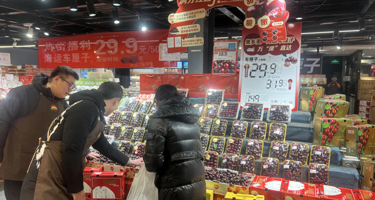 车厘子等大量精品水果价格跳水，可以实现车厘子自由了？