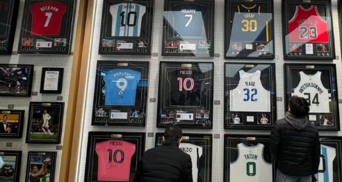 罕見！胖東來售賣梅西、姆巴佩等球星簽名球衣，客服：已有人購買