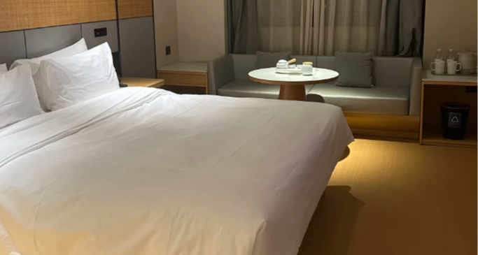 酒店的床上为啥要放 4 个枕头？有的酒店甚至放 8 个枕头！