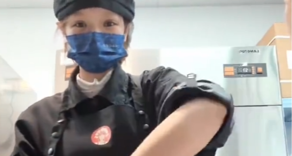 霸王茶姬員工做“印度奶茶”玩梗，官方：員工因違規和誠信被辭