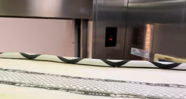 继大爷电梯搬铁架给自己“拘留”后，又一大哥搬床垫把自己关禁闭