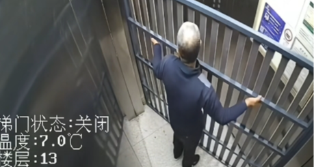 大爺自己給自己做了一個“監獄”把自己“拘留”了起來！哈哈哈！