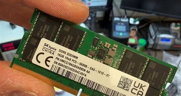 大神省錢絕技：筆記本拆機芯片自制32GB DDR5內存 只花了1/3的錢