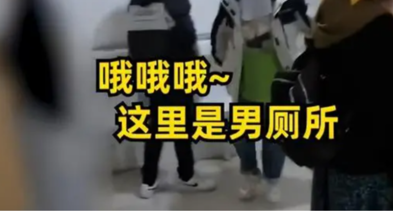 【不正经】公厕里的广子为何铺天盖地？这样处理确实狠！