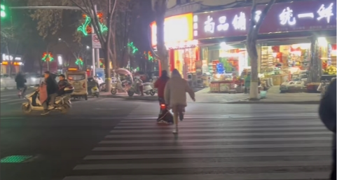 小孩哥以後應該都不會再穿排扣褲了吧！