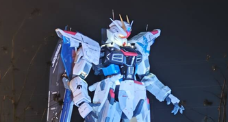 在黃浦江上騎車真不錯，路邊還有自由高達