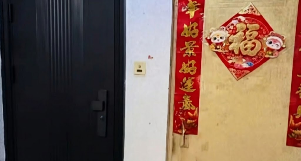 要不还是网友们鬼点子多呢，用这种方法给小姐姐换了个门！