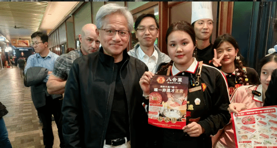 這是千億富豪老黃坐過的桌子！黃仁勳深圳喫火鍋後續！