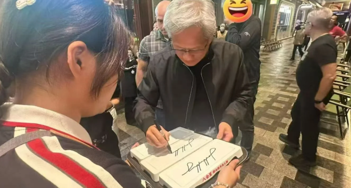 太會了！飯店立標牌標明是黃仁勳座位：英偉達CEO千億富豪