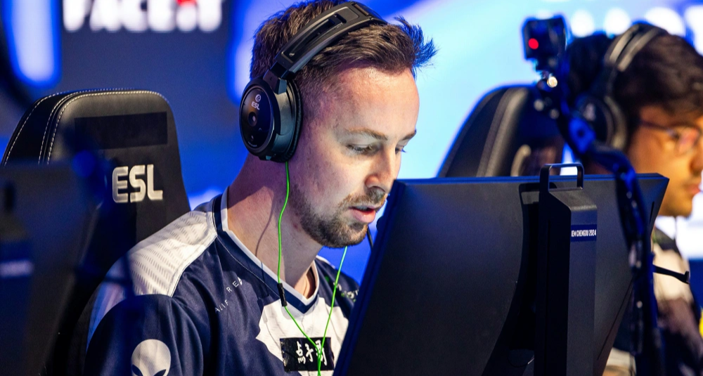 爲什麼CS2職業哥們兒都戴兩個耳機打比賽？