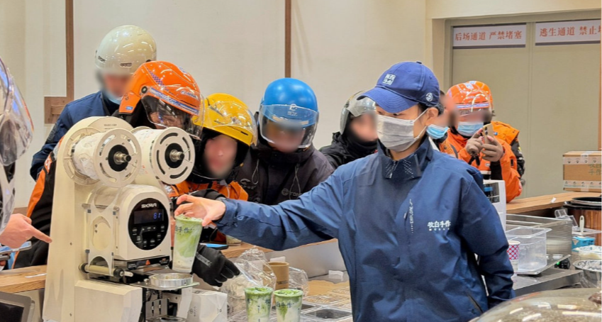 奶茶店爆单！千问服务器被新用户搞崩，微信还封了分享链接