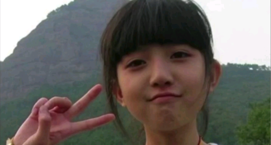 小时候的贴吧斗岩女神是谁？——那张我们永远不知道答案的照片