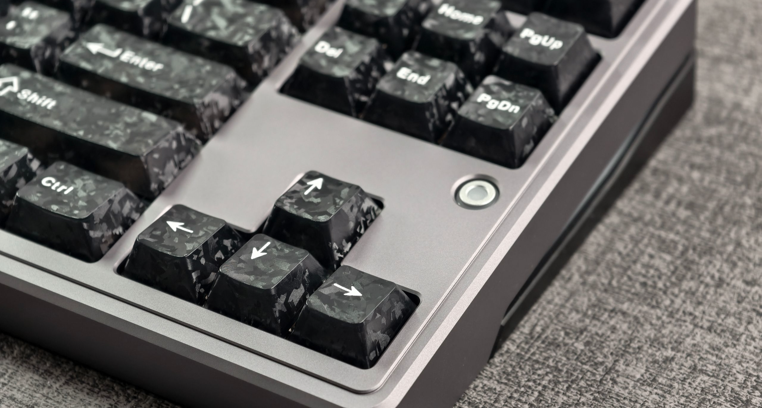 加量不加价的光污染铝坨坨键盘，还是马年限定版！