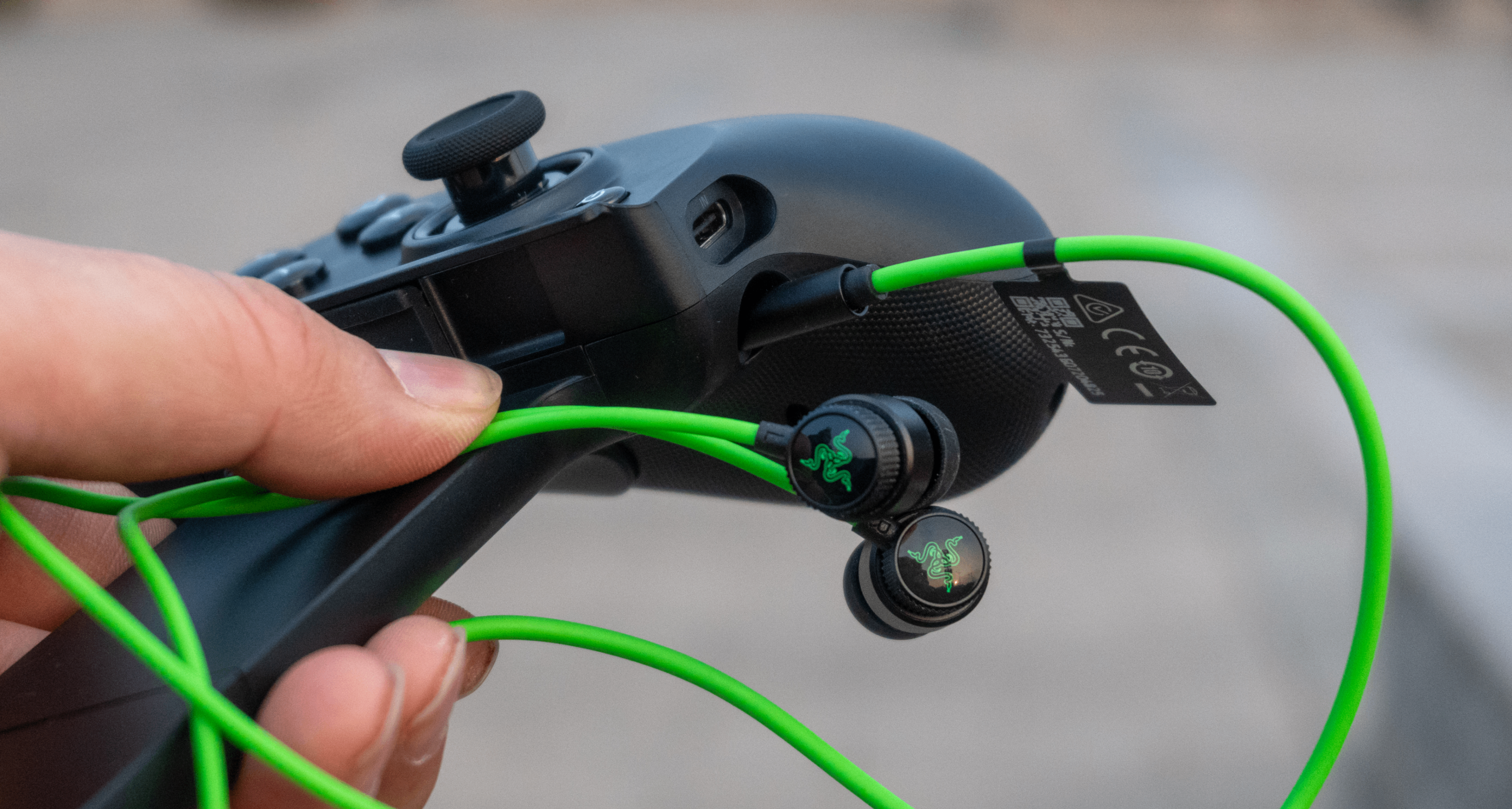 过年回老家是带steamdeck还是带手机拉伸手柄？雷蛇骑仕V3专业版