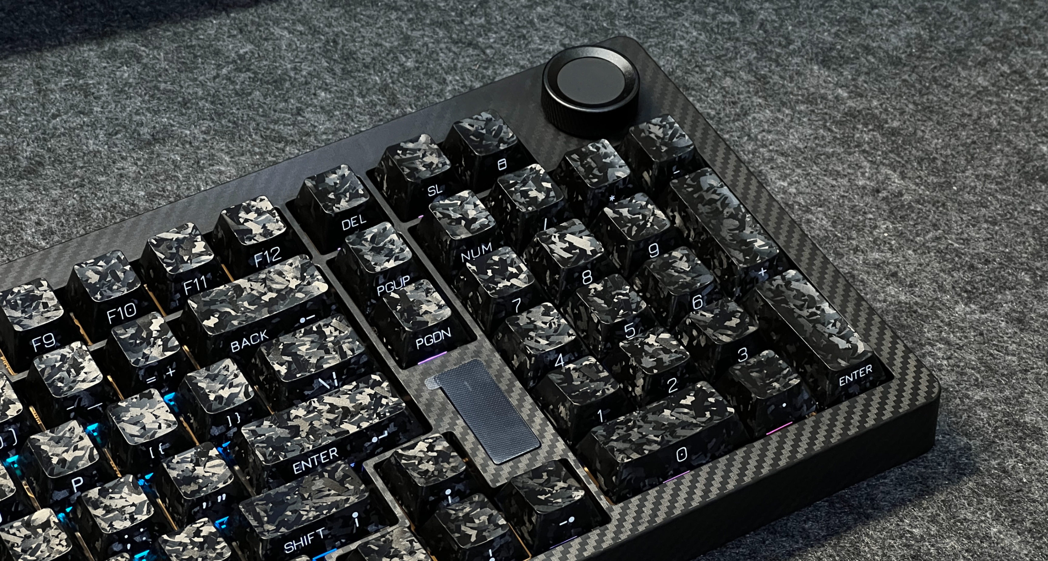 大胆创新！碳纤维键盘？怎么说呢，确实别有一番风味