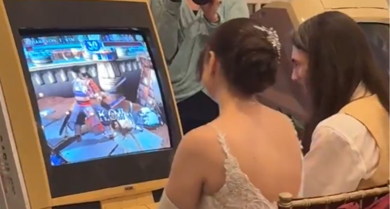 一对新婚夫妇在婚礼上展开格斗游戏对决，一场一对一的较量