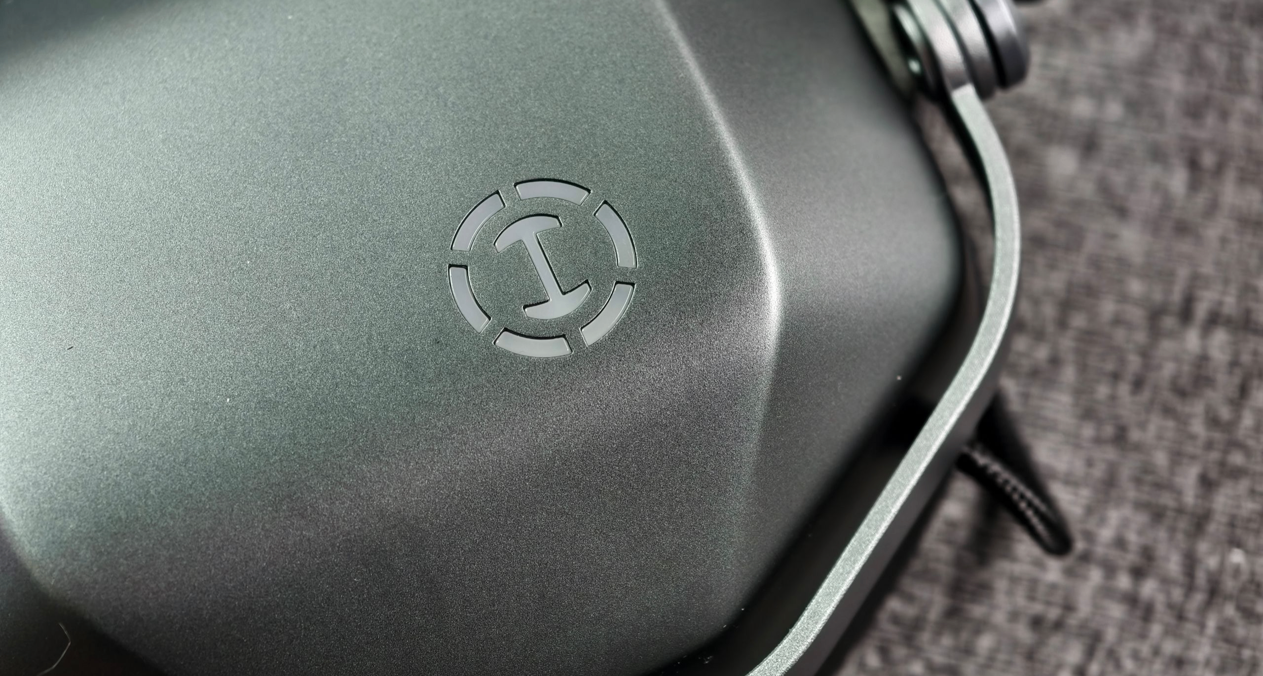 自帶正經聲卡的遊戲頭戴，有點小貴但佩戴和聽感都挺不錯！