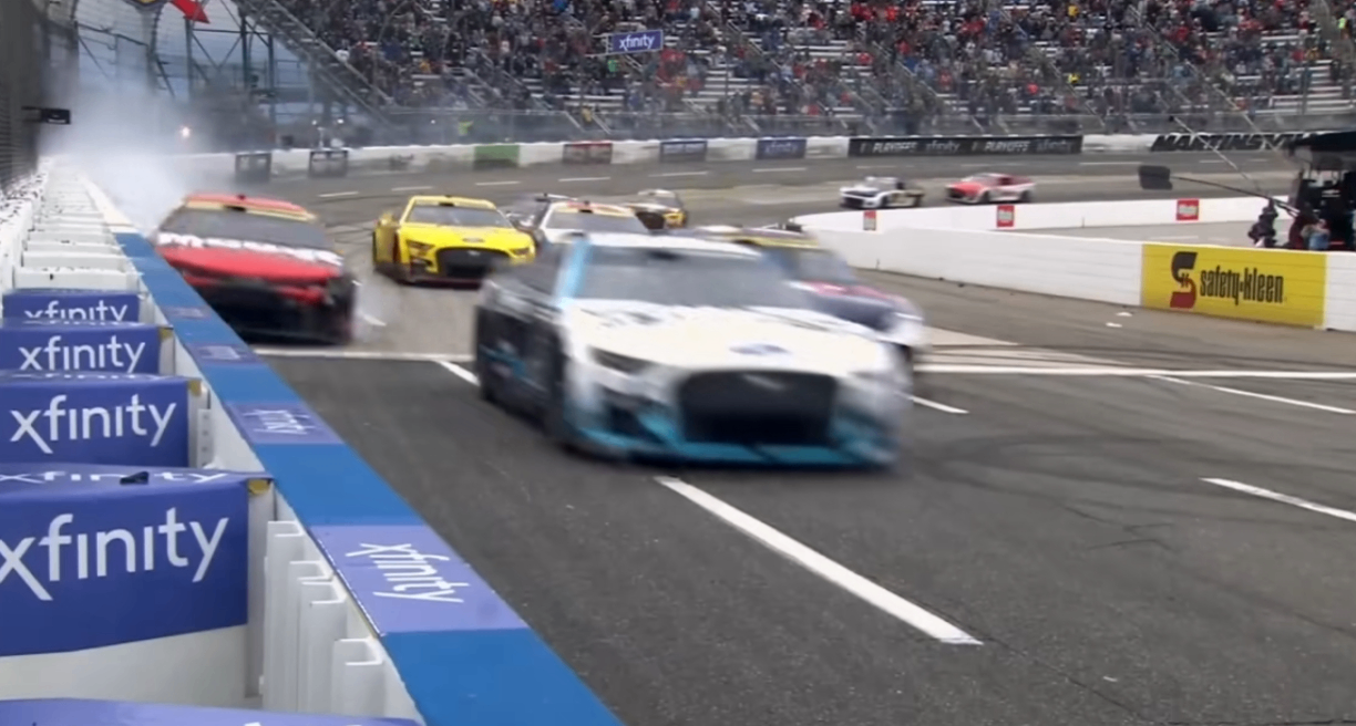 燃起来了啊！纳斯卡贴墙超车—用了一次就被禁止的操作！