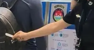 【冷百科】乘坐飞机之前，安检为啥用一张小纸片擦我们几下？