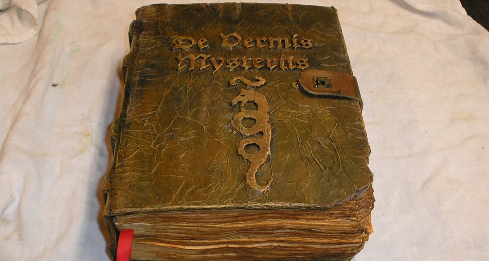 《蠕虫的秘密》：一部连接古埃及与克苏鲁神话的禁忌之书