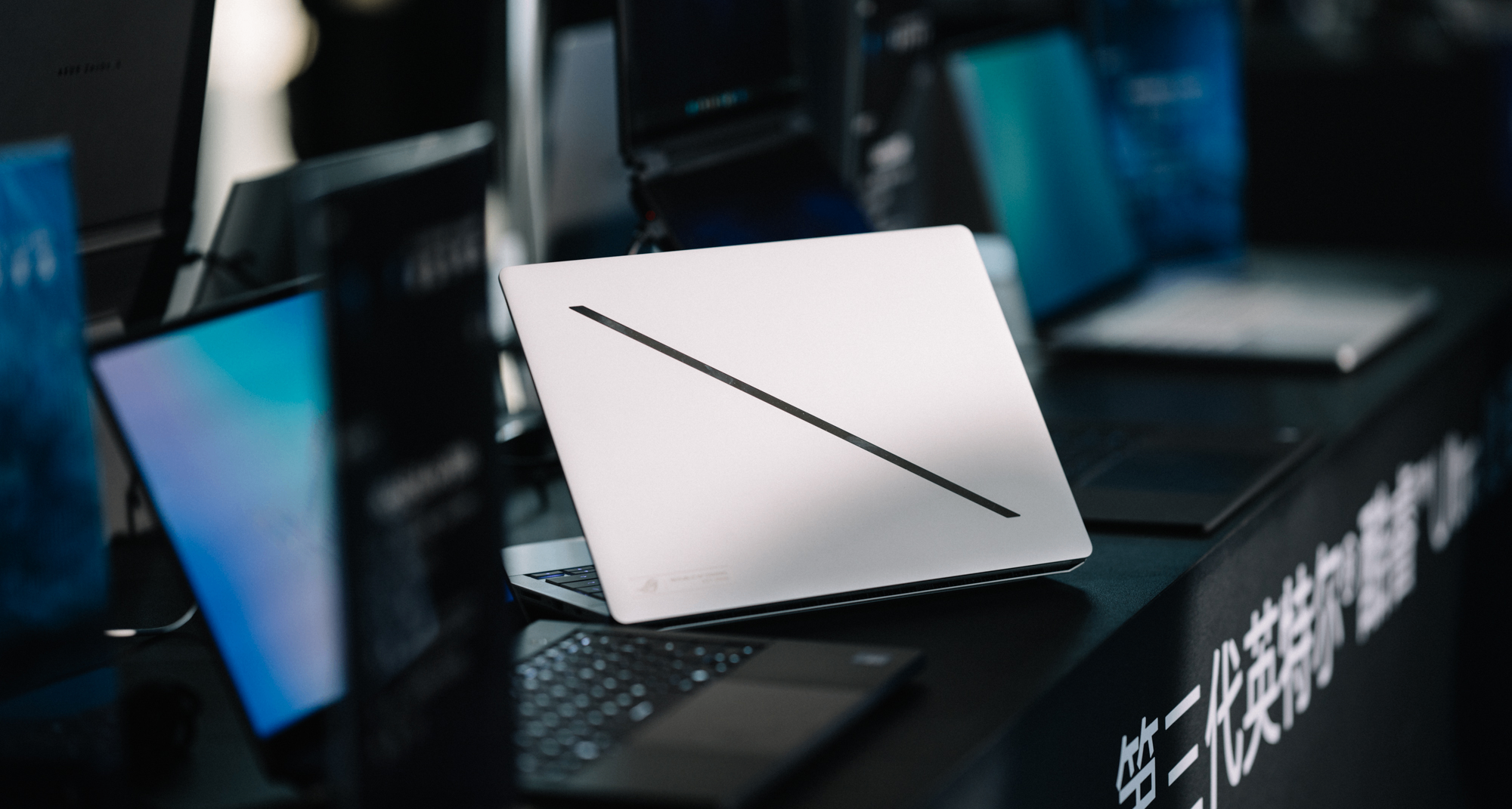 英特爾Panther Lake筆記本正式開賣，第三代酷睿Ultra真的很猛