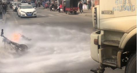 洒水车：哥今天是消防车！