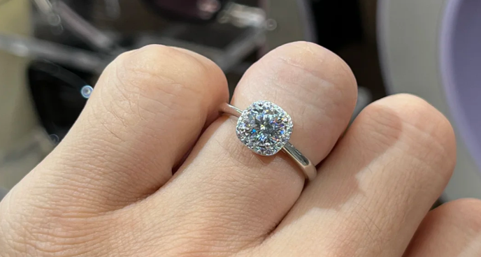 胖東來 169 元 1 克拉方糖戒指再上架，每人每天限購 5 枚！