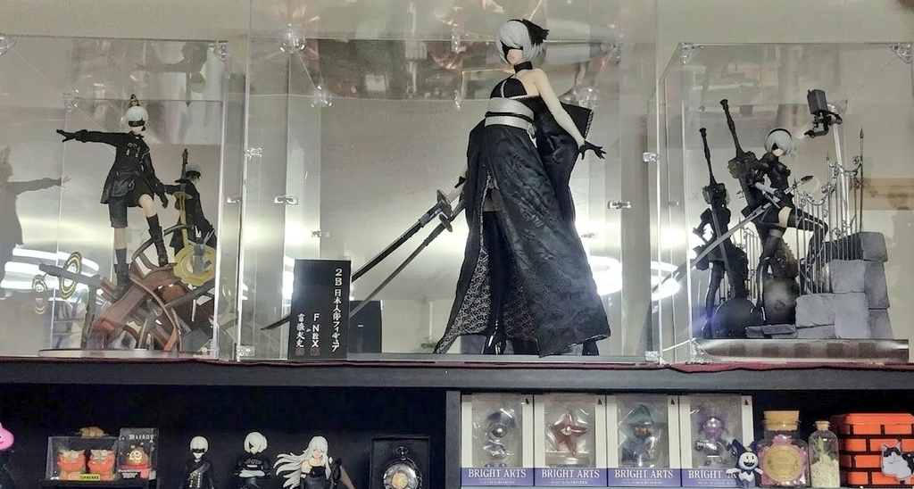 男子在妻子因病離世後，癡迷於收集手辦，從中尋求精神救贖...