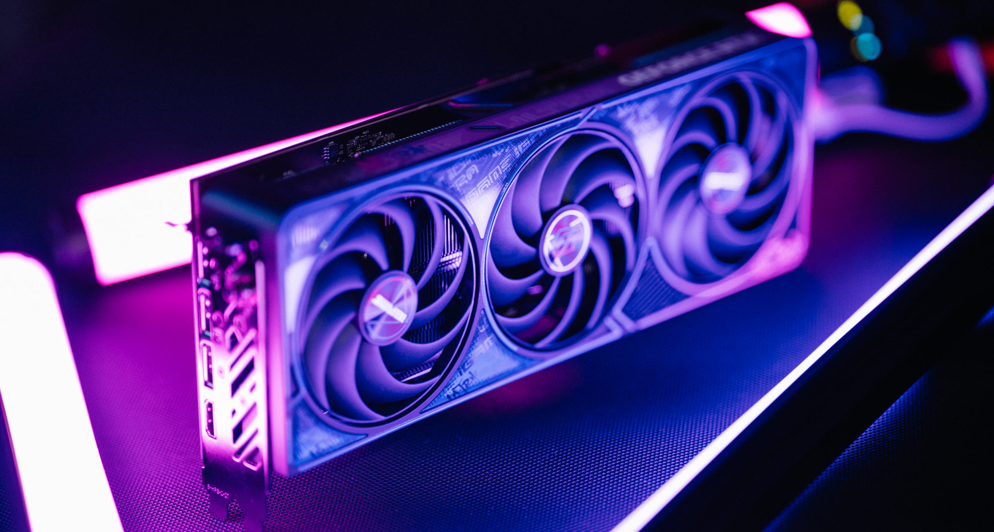 iGame GeForce RTX 5070 Ti Ultra OC SFF評測：暗色系新花樣