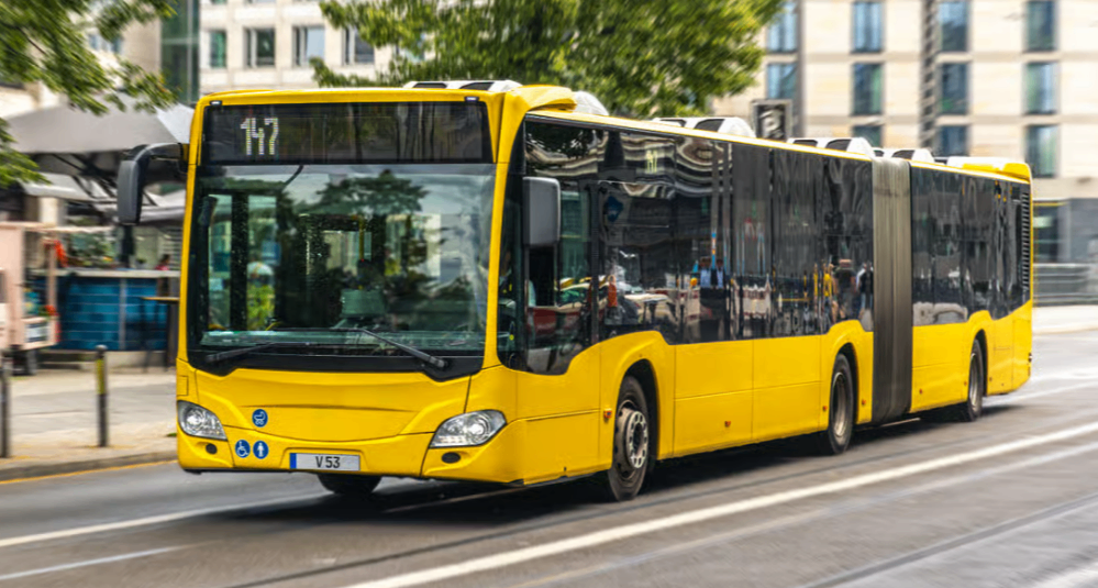 15岁德国少年“借”大巴跨城百公里，只为送女友上学！