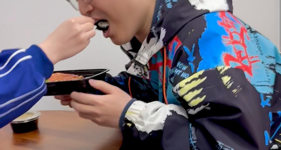 全男团队强行要求一滴泪给制作人喂饭