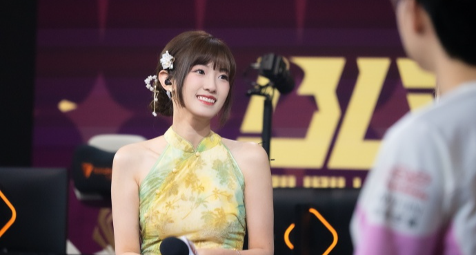 太強了！LPL美女解說夏安三語翻譯被盛讚，玩家：“世一翻譯”