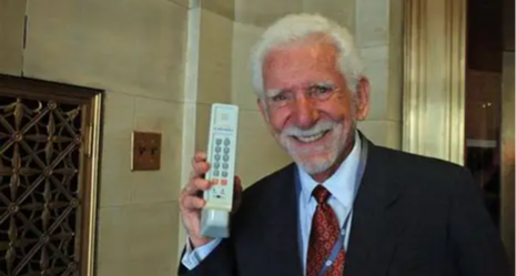 是他發明了手機，幹掉電腦電視機