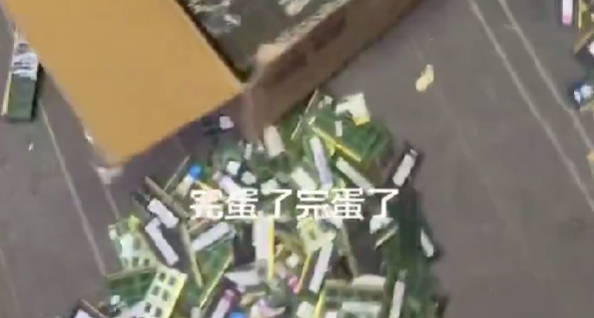 存储市场两重天：消费级DRAM市场下跌，AI 及商用DRAM紧缺涨价