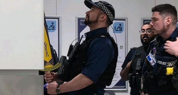 关于带咖喱棒去英国朝圣，却被海关警察强势围观这件事