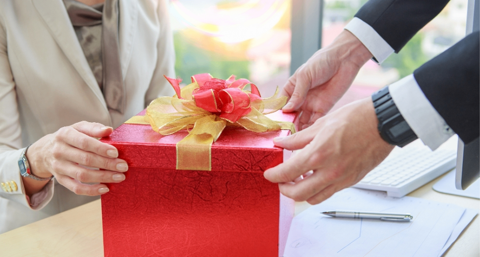 領導家有喜事，沒在公司通知，但聽說有同事去隨了禮，我要去嗎？