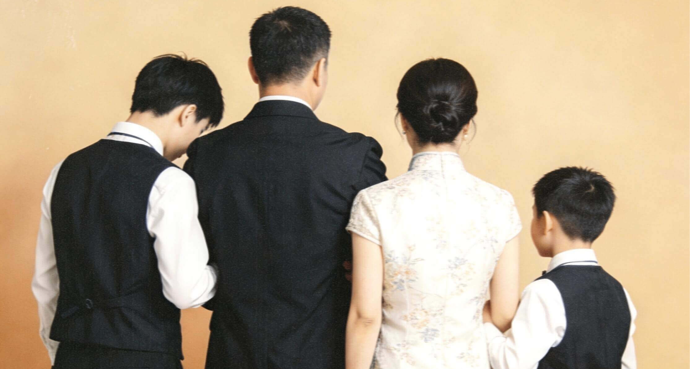 一張在閒魚上售賣的詭異【背影全家福】，背後藏着什麼樣的祕密？