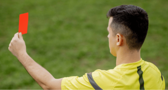 我今天在足球场上罚下了三名球员，心里很难受