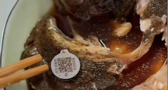 胖東來多寶魚被指喫出溯源標籤，官方當日緊急回應