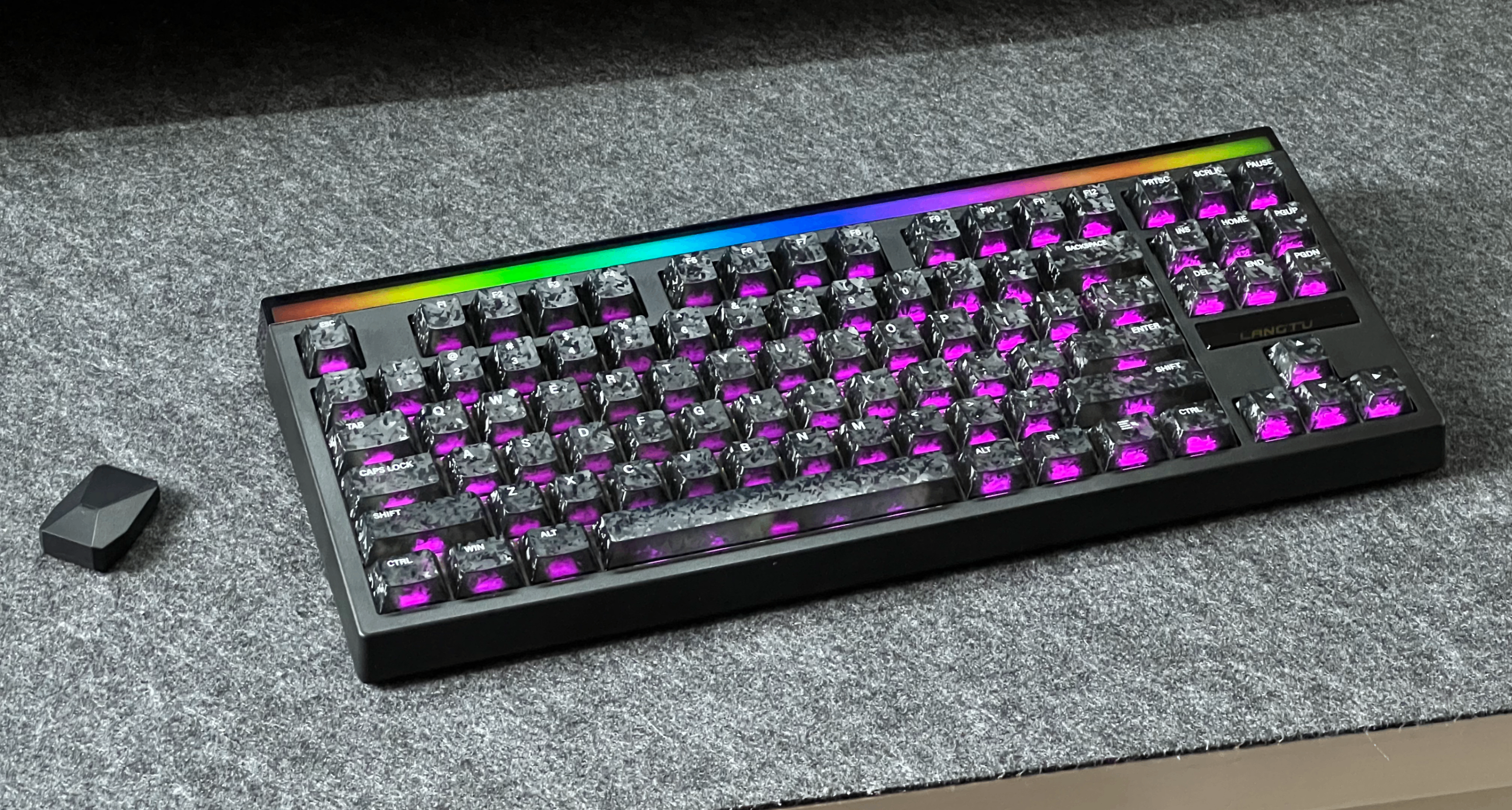 黑武士来袭！现在200块的机械键盘都做这么精致了？