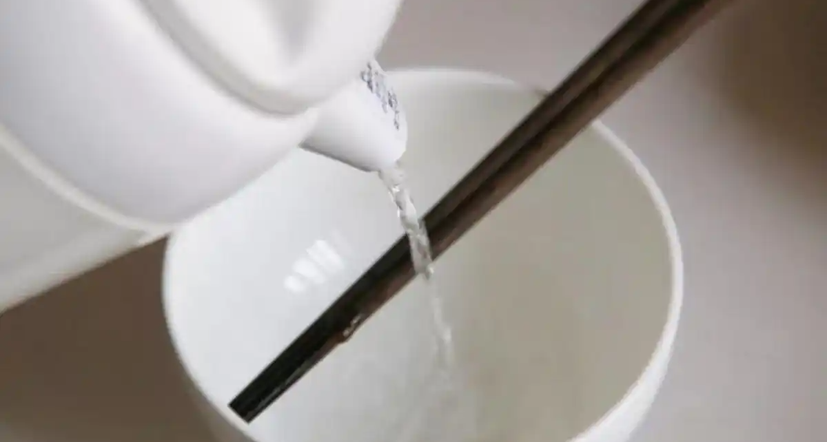 外出吃饭，碗筷用热水烫烫真的能消毒吗？