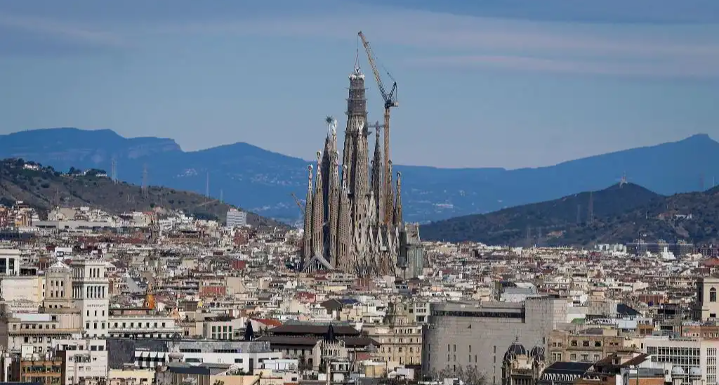 经过144年的建造，巴塞罗那圣家堂大教堂终于达到了最终高度