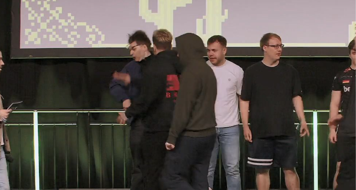 《CS2》電競選手獎臺當衆暴力掌摑對手！遭禁賽 10 年！！