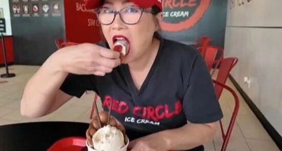 离谱！美国店竟出蒜香黄油小龙虾冰淇淋，虾头当勺吃