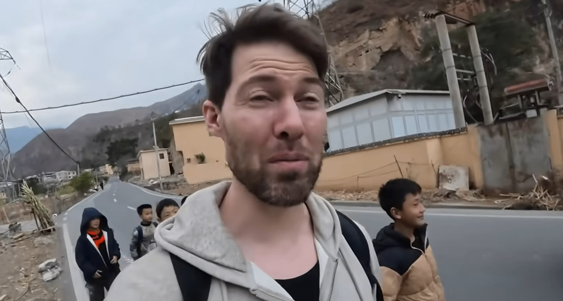 說說前段時間美國前情報機構人員在中國被逼成恨國黨的事情