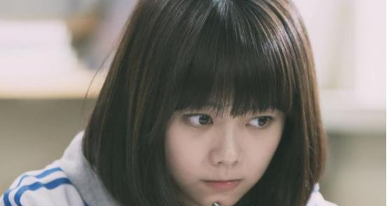 兄弟們，你們班裏是不是也有這樣的女孩？