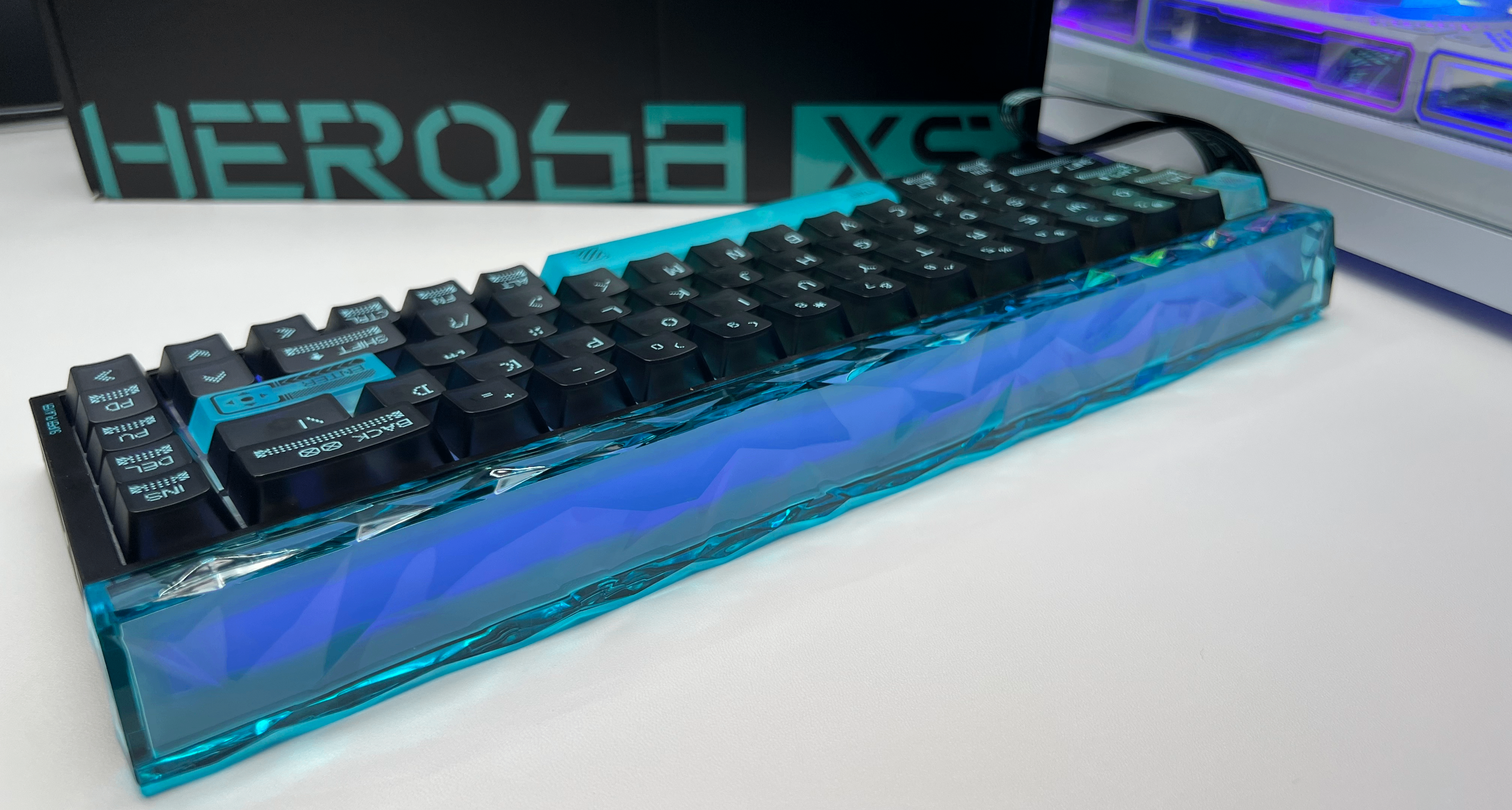 全鏤空結構包裹！賽事級鍵盤被“端到”玩家面前：狼蛛HERO 68 XS