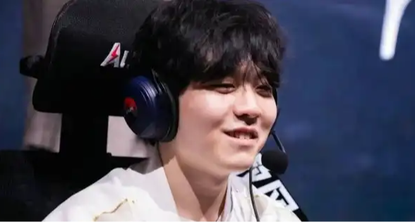 Rookie深夜长文全盘认错，两任女友皆成受害者