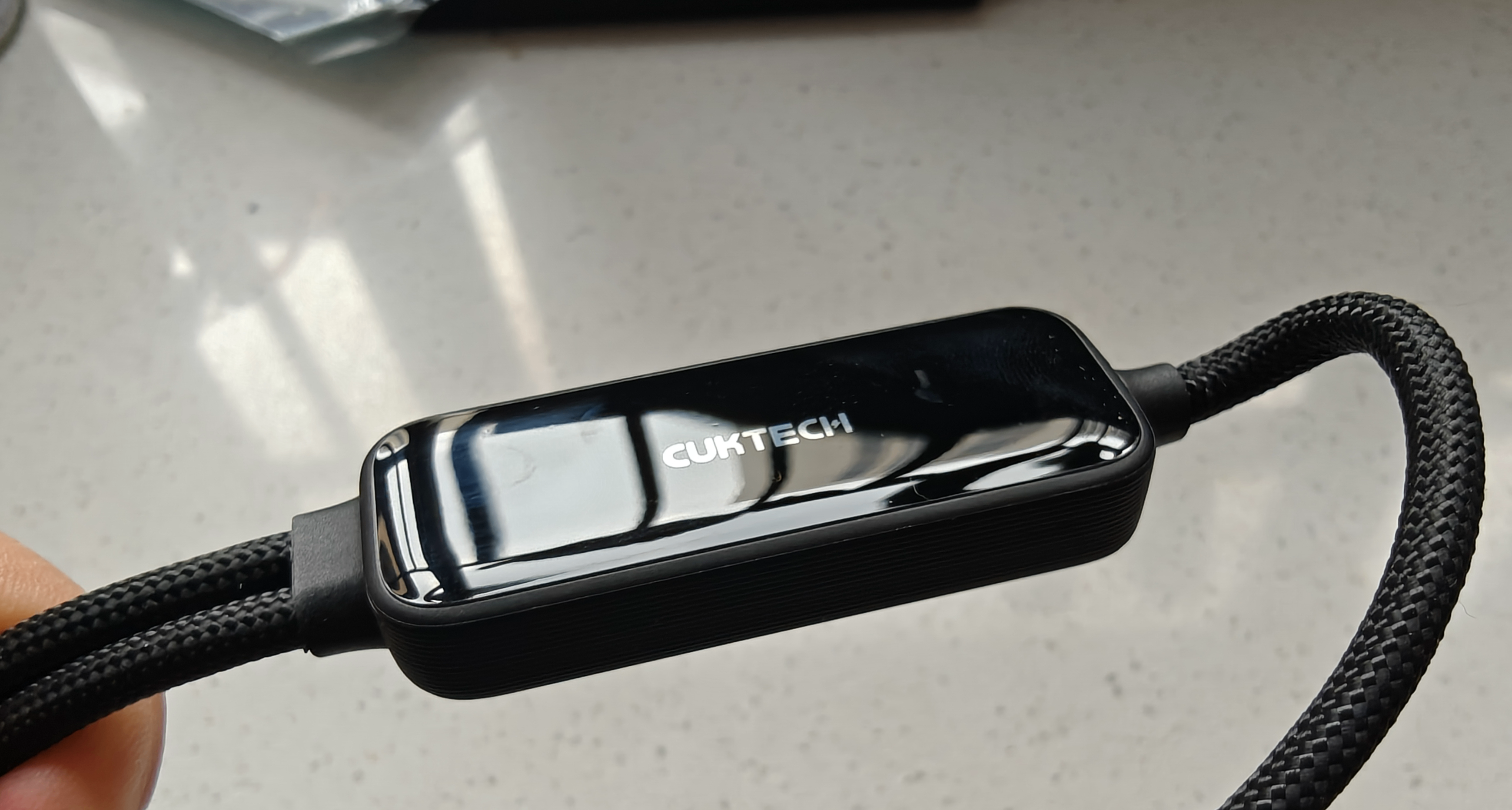 一根充電線一百塊錢，都有人買？明年加個屏幕還能繼續賣！