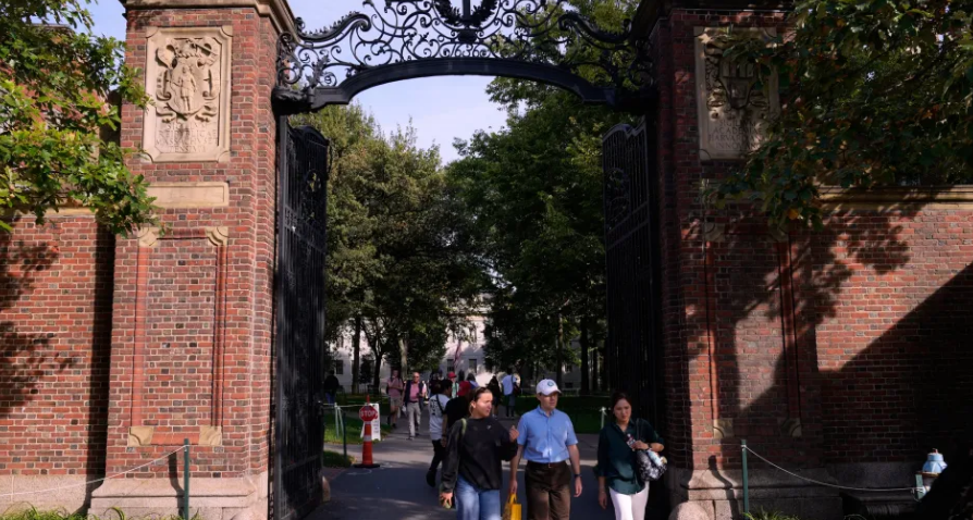 英雄也看学历：美国企业招聘越来越倾向于高学历高绩点，而非DEI